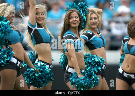 Nov. 21, 2010 - Jacksonville, Florida, Stati Uniti d'America - 21 Novembre 2010: Jacksonville Jaguars cheerleaders eseguire durante il gioco tra il Cleveland Browns e Jacksonville Jaguars al campo EverBank a Jacksonville, in Florida.I giaguari hanno sconfitto il Browns 24-20. (Credito Immagine: © Perry Knotts/Southcreek globale/ZUMAPRESS.com) Foto Stock