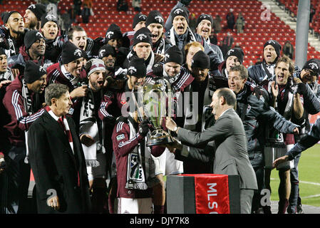 Nov. 21, 2010 - Toronto, Ontario, Canada - Il 2010 MLS champion, Colorado Rapids capitano (25) Pablo Mastroeni (L)accetta la tazza di MLS dal commissario Dan Garber (R). Colorado Rapids sconfitte FC Dallas 2-1 in tempo supplementare per vincere la Coppa di MLS FC per la prima volta. Il gioco è stato giocato al BMO Field di Toronto, Ontario. (Credito Immagine: © Steve Dormer Southcreek/Global/ZUMAPRESS.com) Foto Stock