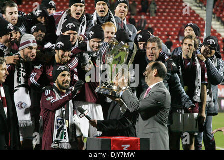 Nov. 21, 2010 - Toronto, Ontario, Canada - Il 2010 MLS champion, Colorado Rapids capitano (25) Pablo Mastroeni (L)raggiunge per la tazza di MLS dal commissario Dan Garber (R). Colorado Rapids sconfitte FC Dallas 2-1 in tempo supplementare per vincere la Coppa di MLS FC per la prima volta. Il gioco è stato giocato al BMO Field di Toronto, Ontario. (Credito Immagine: © Steve Dormer Southcreek/Global/ZUMAPRESS.c Foto Stock