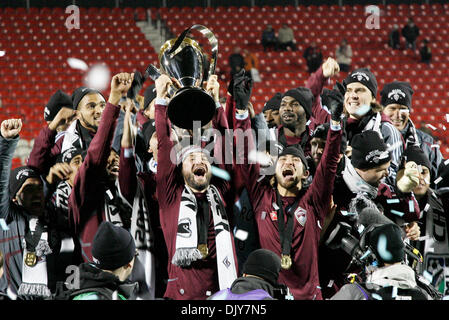 Nov. 21, 2010 - Toronto, Ontario, Canada - Il 2010 MLS champions, Colorado Rapids celebrare con la tazza di MLS. Colorado Rapids sconfitte FC Dallas 2-1 in tempo supplementare per vincere la Coppa di MLS FC per la prima volta. Il gioco è stato giocato al BMO Field di Toronto, Ontario. (Credito Immagine: © Steve Dormer Southcreek/Global/ZUMAPRESS.com) Foto Stock