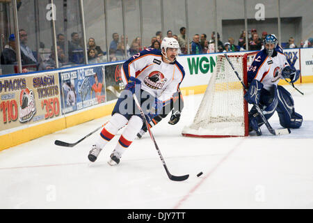 Nov. 21, 2010 - Norfolk, Virginia, Stati Uniti d'America - Scott Jackson del Norfolk Admirals pattini contro i fantocci Adirondack al Norfolk Scope Arena Norfolk, Virginia. Norfolk sconfitto Adirondack 3-1. (Credito Immagine: © Charles Barner/Southcreek globale/ZUMAPRESS.com) Foto Stock