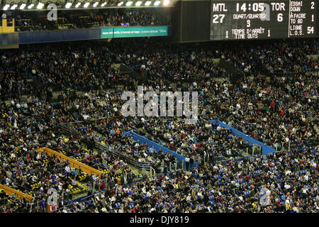 Nov. 21, 2010 - Montreal, Quebec, Canada - Apacked folla durante il CFL orientale del gioco finale tra la Argonauts di Toronto e Montreal Alouettes allo Stadio Olimpico. Montreal ha vinto 48-17 (credito Immagine: © Phillippe Champoux/Southcreek globale/ZUMAPRESS.com) Foto Stock