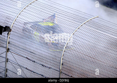 Nov. 21, 2010 - Miami, Florida, Stati Uniti d'America - Sprint Cup driver della serie Jimmie Johnson #48 festeggia con alcune ciambelle dopo aver vinto la NASCAR Sprint Cup Series campionati a Homestead-Miami Speedway in Miami,. La gara è stata vinta da Sprint Cup Series conducente Carl Edwards #99, mentre la Sprint Cup Champion per il record 5 è tempo di serie della tazza di Sprint Jimmie driver Foto Stock