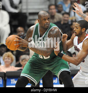 Nov. 22, 2010 - Atlanta, Georgia, Stati Uniti - Boston Celtics center Shaquille O'Neal (#36) trascina in Atlanta Hawks center AL HORFORD (#15) nella seconda metà a Philips Arena. I Celtics sconfitti i falchi 99-76. (Credito Immagine: © Erik Lesser/ZUMAPRESS.com) Foto Stock