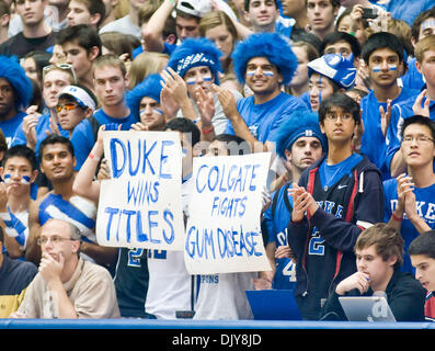 Nov. 22, 2010 - Durham, North Carolina, Stati Uniti d'America - Duke ventole con alcuni dei loro marchi i segni. Duke batte Colgate 110-58 a Cameron Indoor Stadium Durham NC (credito Immagine: © Mark Abbott/Southcreek globale/ZUMAPRESS.com) Foto Stock