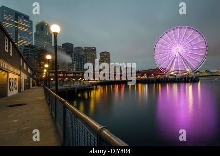 Waterfront e la grande ruota di notte, Seattle, Washington, Stati Uniti d'America Foto Stock