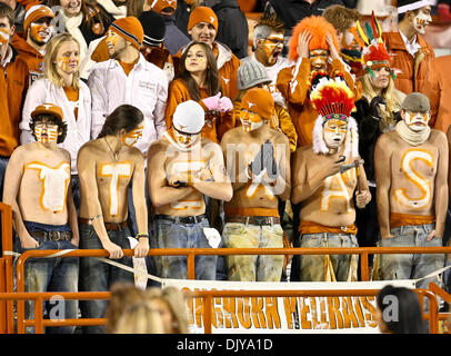 Nov. 25, 2010 - Austin, Texas, Stati Uniti d'America - Texas Longhorn ventole brave il freddo per mostrare il loro sostegno per il loro team durante il Texas A & M vs. Texas Longhorns gioco di calcio a Darrell K Royal - Texas Memorial Stadium di Austin, TX. Texas A & M sconfigge il Texas da 24 a 17. (Credito Immagine: © Dan Wozniak/Southcreek globale/ZUMAPRESS.com) Foto Stock