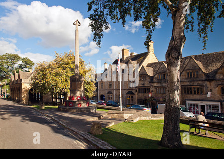 Il memoriale di guerra sulla High Street in Chipping Campden, Gloucestershire, England, Regno Unito Foto Stock