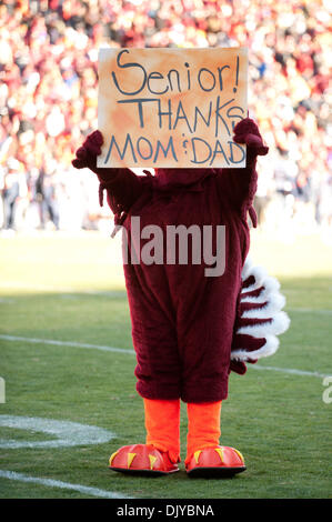 Nov. 27, 2010 - Blacksburg, Virginia, Stati Uniti d'America - Virginia Tech mascotte, il Hokiebird, sorregge un segno per giorno senior presso lo stadio di corsia a Blacksburg, Virginia. Virginia Tech ha sconfitto la Virginia 37-7. (Credito Immagine: © Rassi Borneo/Southcreek globale/ZUMAPRESS.com) Foto Stock