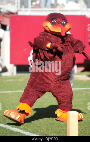 Nov. 27, 2010 - Blacksburg, Virginia, Stati Uniti d'America - Virginia Tech mascotte, il Hokiebird intrattiene la folla durante la seconda metà del gioco al Lane Stadium di Blacksburg, Virginia. Virginia Tech ha sconfitto la Virginia 37-7. (Credito Immagine: © Rassi Borneo/Southcreek globale/ZUMAPRESS.com) Foto Stock