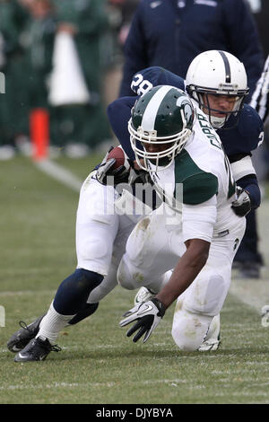 Nov. 27, 2010 - University Park, Pennsylvania, Stati Uniti d'America - Michigan State Spartans running back Larry Caper (22) e Penn State Nittany Lions ha richiamato la sicurezza Astorino (28) durante l'azione di gioco a Beaver Stadium nel Parco di Università, Pennsylvania. (Credito Immagine: © Alex Cena/Southcreek globale/ZUMAPRESS.com) Foto Stock