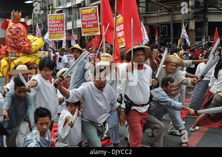 Manila, Filippine. 30 Novembre, 2013. Attori ri-emanare eventi dalla cronologia quando patriota filippino Andres Bonifacio ha portato il Katipunan nella rivoluzione, come gruppi militanti, contrassegnare l'eroe 150birtday, tenendo le proteste e le varie attività di Manila, sabato, 30 novembre 2013. Guidati dal diritto del lavoro nazionale centro Kilusang Mayo Onu (KMU), il loro programma coincide con altri gruppi di lavoro' proteste in tutto il paese.Foto: George Calvelo/NurPhoto Credito: George Calvelo/NurPhoto/ZUMAPRESS.com/Alamy Live News Foto Stock