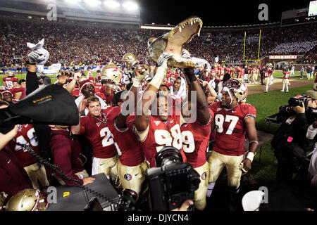Nov. 27, 2010 - Tallahassee, Florida, Stati Uniti - Stato della Florida difensivo fine MARKUS bianco (98) di paranchi di sollevamento della testa di un alligatore sopra la sua testa durante gli ultimi momenti del quarto trimestre della Florida State Seminoles partita contro la Florida Gators a Doak Campbell Stadium di Tallahassee. Il Seminoles sconfitto il Gator 31-7, terminando un gioco sei serie di sconfitte dalla Seminoles. (Credi Foto Stock