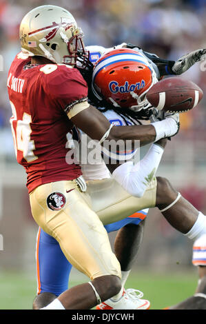 Nov. 27, 2010 - Tallahassee, Florida, Stati Uniti d'America - 27 Novembre 2010: . Stato della Florida WR Rodney Smith (84) impedisce a UF DB da intercettare un passaggio destinato per Smith. FSU sconfitto Florida 31-7 a Doak Campbell Stadium di Tallahassee, Florida. (Credito Immagine: © Mike Olivella/ZUMAPRESS.com) Foto Stock