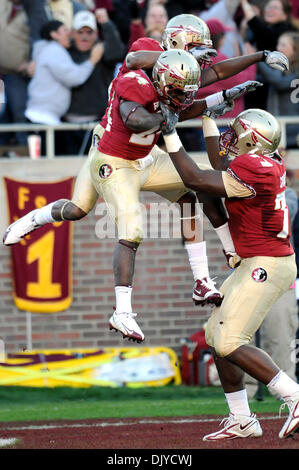 Nov. 27, 2010 - Tallahassee, Florida, Stati Uniti d'America - 27 Novembre 2010: . Stato della Florida giocatori celebrare con RB Lonnie Pryor (24) Dopo Pryor punteggio totalizzato FSU del primo touchdown del gioco per prendere un 10-7 portano il Gator. FSU sconfitto Florida 31-7 a Doak Campbell Stadium di Tallahassee, Florida. (Credito Immagine: © Mike Olivella/ZUMAPRESS.com) Foto Stock