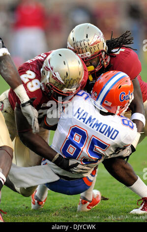Nov. 27, 2010 - Tallahassee, Florida, Stati Uniti d'America - 27 Novembre 2010: . Stato della Florida LB Kendall Smith (29) e S Terrance Parchi (4) appiattire UF WR Frankie Hammond (85). FSU sconfitto Florida 31-7 a Doak Campbell Stadium di Tallahassee, Florida. (Credito Immagine: © Mike Olivella/ZUMAPRESS.com) Foto Stock