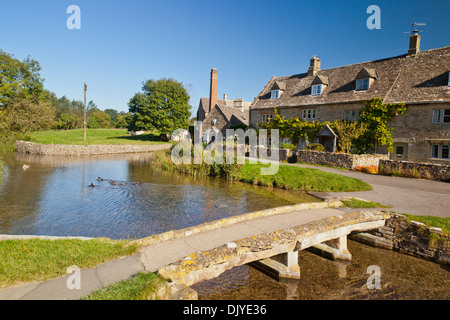 Passerella sul fiume occhio in Lower Slaughter, Cotswolds, Gloucestershire, England, Regno Unito Foto Stock