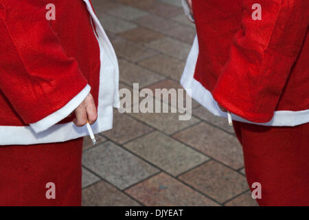 Liverpool, Merseyside, Regno Unito. Il 1 dicembre del 2013. I fumatori a Liverpool Santa Dash a partire dalla testa del molo e il tentativo di rompere il Guinness World Record per il "più grande Santa anni" che si erge a uno sfalsamento 13.000 e anche cercando di aumentare di più rispetto allo scorso anno il totale di £ 5 milioni. Festive Fun Run è di sostenere il testo di ITV Santa appello di quest'anno per contribuire a raccogliere fondi per età UK, Anthony Nolan, Caregivers UK, Borse Marie Curie di ospitalità per la cura del cancro, insieme ad una vita breve e Whizz-Kidz. Credito: Mar fotografico/Alamy Live News Foto Stock