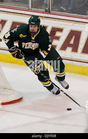 Nov. 28, 2010 - Chestnut Hill, Massachusetts, STATI UNITI - BC e Vermont dividere le due precedenti riunioni betweens il team a metà novembre. Il Boston College alla fine del primo periodo di piombo 1-0 Vermont Defenceman Defensemanan Lawson (#28) (credito Immagine: © Jim Melito/Southcreek globale/ZUMAPRESS.com) Foto Stock