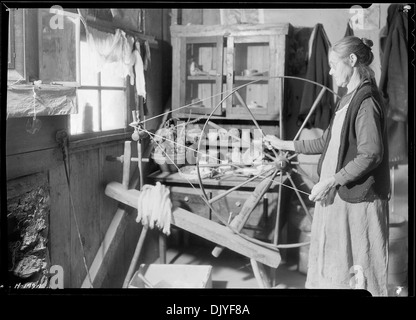 Un'altra vista della sig.ra James Watson alla sua ruota di filatura nella sua cabina di montagna vicino a Gatlinburg, Tennessee. 532768 Foto Stock