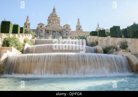 Le fontane di acqua al Museu Nacional d'Art de Catalunya, Barcelona Foto Stock