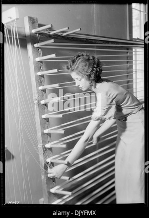 Beula Ogle la preparazione di fili di ordito per la tessitura al Pi Beta Phi Scuola, Gatlinburg, Tennessee. Ella è un nuovo weaver alla... 532765 Foto Stock