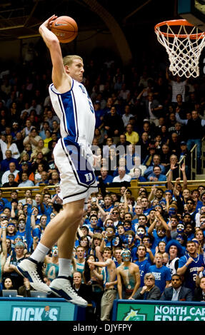 Dal 1 dicembre 2010 - Durham, North Carolina, Stati Uniti d'America - il duca diavoli blu avanti Mason Plumlee (5) ottiene rompere slam. Il duca conduce Michigan State 38-34 al tempo di emisaturazione a Cameron Indoor Stadium (credito Immagine: © Mark Abbott/Southcreek globale/ZUMAPRESS.com) Foto Stock