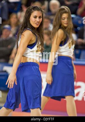 Dal 1 dicembre 2010 - Newark, Delaware, Stati Uniti d'America - Delaware cheerleaders durante l'azione di gioco contro di Princeton. Princeton sconfitto la signora Blue galline 68-50 al Bob Carpenter Center di Newark...La signora galline sono 5-1 e dovranno affrontare Navy avanti. (Credito Immagine: © Saquan Stimpson/Southcreek globale/ZUMAPRESS.com) Foto Stock