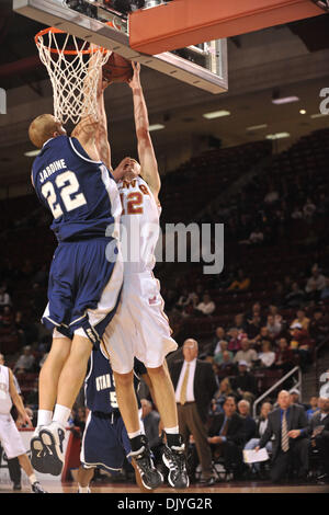 1 dicembre, 2010 - Denver, Colorado, Stati Uniti d'America - Denver di Justin Coughlin (12) viene respinto da dello stato dello Utah's Brady Jardine (22). A metà la Utah State Aggies portano i pionieri di Denver da parte di un cliente di 28-22 a Magness Arena. (Credito Immagine: © Andrew Fielding/Southcreek globale/ZUMAPRESS.com) Foto Stock