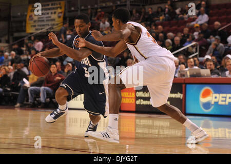 1 dicembre, 2010 - Denver, Colorado, Stati Uniti d'America - dello stato dello Utah's Pooh Williams (5) rigidi come Denver's Chris Udofia (34) difende. A metà la Utah State Aggies portano i pionieri di Denver da parte di un cliente di 28-22 a Magness Arena. (Credito Immagine: © Andrew Fielding/Southcreek globale/ZUMAPRESS.com) Foto Stock