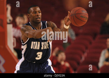 1 dicembre, 2010 - Denver, Colorado, Stati Uniti d'America - dello stato dello Utah Brockeith della lastra (3) passa fuori del post. La Utah State sconfitto Denver da parte di un cliente di 61-53 in anteprima di un futuro WAC match quando Denver si unisce il WAC nel 2012, durante una partita a Magness Arena. (Credito Immagine: © Andrew Fielding/Southcreek globale/ZUMAPRESS.com) Foto Stock