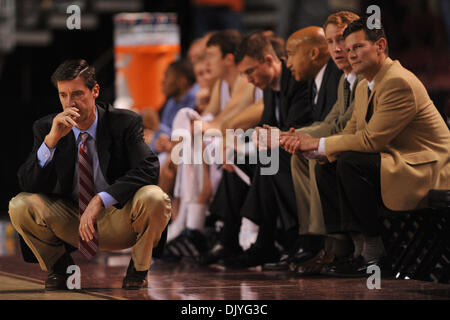 1 dicembre, 2010 - Denver, Colorado, Stati Uniti d'America - Denver head coach Joe Scott contempla ciò che avrebbe potuto essere come il gioco si avvicina alla sua finale secondi. La Utah State sconfitto Denver da parte di un cliente di 61-53 in anteprima di un futuro WAC match quando Denver si unisce il WAC nel 2012, durante una partita a Magness Arena. (Credito Immagine: © Andrew Fielding/Southcreek globale/ZUMAPRESS.com) Foto Stock