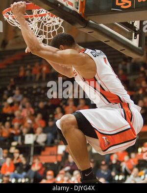 Dal 1 dicembre 2010 - CORVALLIS, OREGON, Stati Uniti d'America - Oregon membro del sophomore G Jared Cunningham (1) con una schiacciata di retromarcia durante la prima metà del gioco a Gill Colosseo in Corvallis, Oregon. Oregon stato portano Utah Valley 33 a 26. (Credito Immagine: © Mike Albright/Southcreek globale/ZUMAPRESS.com) Foto Stock