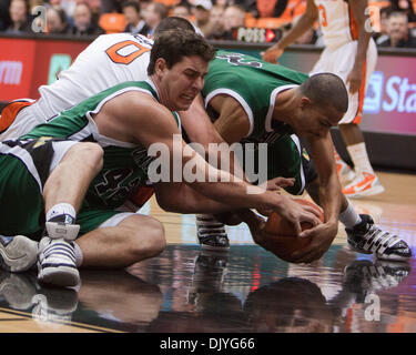 Dal 1 dicembre 2010 - CORVALLIS, OREGON, Stati Uniti d'America - Oregon State e Utah Valley giocatori scramble per la palla durante la seconda metà a Gill Colosseo in Corvallis, Oregon. Utah Valley sconfitto Oregon State 70-68. (Credito Immagine: © Mike Albright/Southcreek globale/ZUMAPRESS.com) Foto Stock