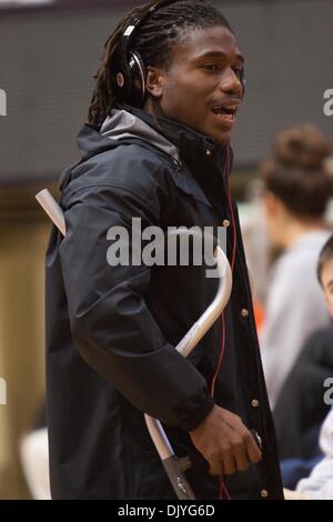 Dal 1 dicembre 2010 - CORVALLIS, OREGON, Stati Uniti d'America - feriti Oregon State WR James Rodgers, fratello di Jacquizz Rodgers visite il gioco del basket a Gill Colosseo in Corvallis, Oregon. Utah Valley beat Oregon State 70-68. (Credito Immagine: © Mike Albright/Southcreek globale/ZUMAPRESS.com) Foto Stock