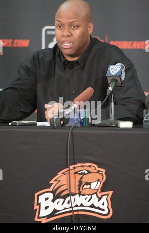 Dal 1 dicembre 2010 - CORVALLIS, OREGON, Stati Uniti d'America - Oregon State head coach Craig Robinson tenta di spiegare ai media perché la sua squadra ha perso alla Utah Valley ghiottoni 68-70 a Gill Colosseo in Corvallis, Oregon. (Credito Immagine: © Mike Albright/Southcreek globale/ZUMAPRESS.com) Foto Stock