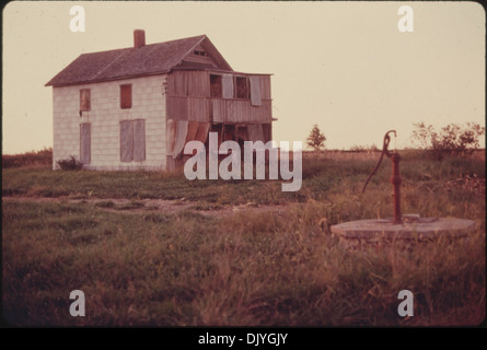 Casa abbandonata e ferro forgiato la pompa a mano su un terreno che ha usato PER ESSERE COPERTI DA TALLGRASS PRAIRIE IN Johnson County... 557141 Foto Stock