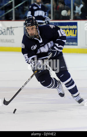 Dicembre 2, 2010 - Lowell, Massachusetts, Stati Uniti d'America - Riverhawks la sensazione di pressione della serie di sconfitte, era detenuto scoreless per la prima volta in questa stagione.Wildcats tenuto spento il Riverhawks e andare a vincere 3-0 nel terzo periodo. Wildcats avanti Giovanni Henrion (#16) (credito Immagine: © Jim Melito/Southcreek globale/ZUMAPRESS.com) Foto Stock