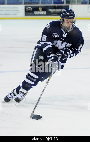 Dicembre 2, 2010 - Lowell, Massachusetts, Stati Uniti d'America - Riverhawks la sensazione di pressione della serie di sconfitte, era detenuto scoreless per la prima volta in questa stagione.Wildcats tenuto spento il Riverhawks e andare a vincere 3-0 nel terzo periodo. Wildcats avanti Giovanni Henrion (#16) (credito Immagine: © Jim Melito/Southcreek globale/ZUMAPRESS.com) Foto Stock