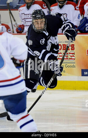 Dicembre 2, 2010 - Lowell, Massachusetts, Stati Uniti d'America - Riverhawks la sensazione di pressione della serie di sconfitte, era detenuto scoreless per la prima volta in questa stagione.Wildcats andare a vincere 3-0 Wildcats avanti Giovanni Henrion (#16) prendere un colpo nel traffico. (Credito Immagine: © Jim Melito/Southcreek globale/ZUMAPRESS.com) Foto Stock