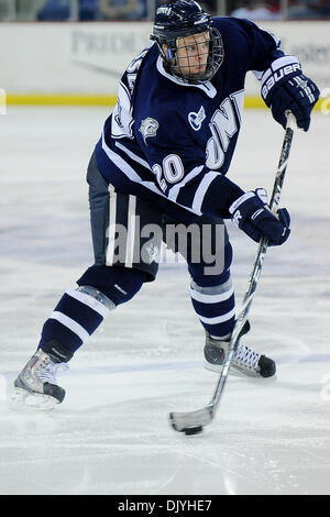 Dicembre 2, 2010 - Lowell, Massachusetts, Stati Uniti d'America - Riverhawks la sensazione di pressione della serie di sconfitte, era detenuto scoreless per la prima volta in questa stagione.Wildcats tenuto spento il Riverhawks e andare a vincere 3-0 nel terzo periodo. Wildcats Defenceman Blake Kessel (#20) (credito Immagine: © Jim Melito/Southcreek globale/ZUMAPRESS.com) Foto Stock