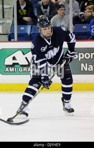 Dicembre 2, 2010 - Lowell, Massachusetts, Stati Uniti d'America - Riverhawks la sensazione di pressione della serie di sconfitte, era detenuto scoreless per la prima volta in questa stagione.Wildcats tenuto spento il Riverhawks e andare a vincere 3-0 nel terzo periodo. Wildcats avanti Paul Thompson (#17) (credito Immagine: © Jim Melito/Southcreek globale/ZUMAPRESS.com) Foto Stock