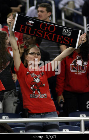 Dicembre 3, 2010 - Detroit, Michigan, Stati Uniti d'America - un ventilatore celebra dopo un Northern Illinois touchdown. Northern Illinois ha portato Miami 14-13 a metà. (Credito Immagine: © Alan Ashley/Southcreek globale/ZUMAPRESS.com) Foto Stock