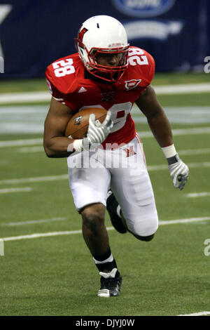 Dicembre 3, 2010 - Detroit, Michigan, Stati Uniti d'America - Miami running back Danny verde (#28) scorre indietro di un calcio di inizio. Northern Illinois ha portato Miami 14-13 a metà. (Credito Immagine: © Alan Ashley/Southcreek globale/ZUMAPRESS.com) Foto Stock