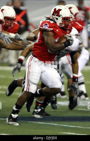 Dicembre 3, 2010 - Detroit, Michigan, Stati Uniti d'America - Miami running back Thomas Merriweather (#34) viene eseguito uno sweep per il lato destro. Northern Illinois ha portato Miami 14-13 a metà. (Credito Immagine: © Alan Ashley/Southcreek globale/ZUMAPRESS.com) Foto Stock