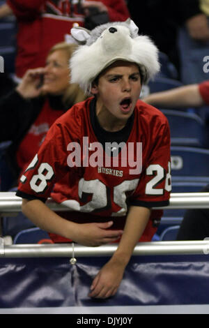 Dicembre 3, 2010 - Detroit, Michigan, Stati Uniti d'America - un giovane fan urla qualche incoraggiamento per il suo team. Northern Illinois ha portato Miami 14-13 a metà. (Credito Immagine: © Alan Ashley/Southcreek globale/ZUMAPRESS.com) Foto Stock