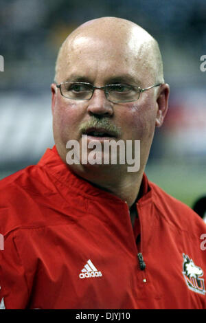 Dicembre 3, 2010 - Detroit, Michigan, Stati Uniti d'America - Northern Illinois head coach Jerry uccidere. Northern Illinois ha portato Miami 14-13 a metà. (Credito Immagine: © Alan Ashley/Southcreek globale/ZUMAPRESS.com) Foto Stock