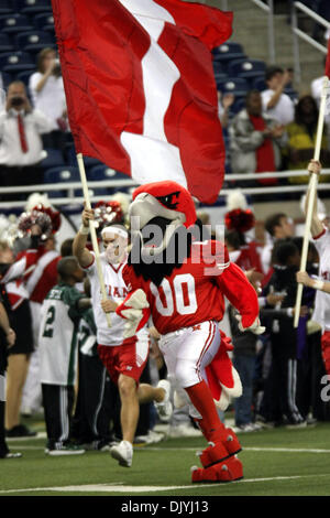 Dicembre 3, 2010 - Detroit, Michigan, Stati Uniti d'America - Miami mascotte RedHawk prende il campo dopo il player presentazioni. Miami sconfitto Northern Illinois 26-21, vincendo il Campionato del MAC. (Credito Immagine: © Alan Ashley/Southcreek globale/ZUMAPRESS.com) Foto Stock