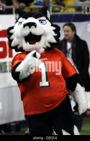 Dicembre 3, 2010 - Detroit, Michigan, Stati Uniti d'America - Northern Illinois Huskies mascotte spot il fotografo prendendo la sua immagine. Miami sconfitto Northern Illinois 26-21, vincendo il Campionato del MAC. (Credito Immagine: © Alan Ashley/Southcreek globale/ZUMAPRESS.com) Foto Stock