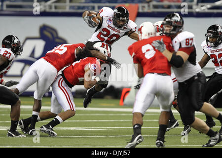 Dicembre 3, 2010 - Detroit, Michigan, Stati Uniti d'America - Miami (OH) Redhawks running back Lawson Roman (20) salta Northern Illinois Huskies difensori durante la conferenza di MAC campionato al Ford Field. (Credito Immagine: © Rey Del Rio/Southcreek globale/ZUMAPRESS.com) Foto Stock